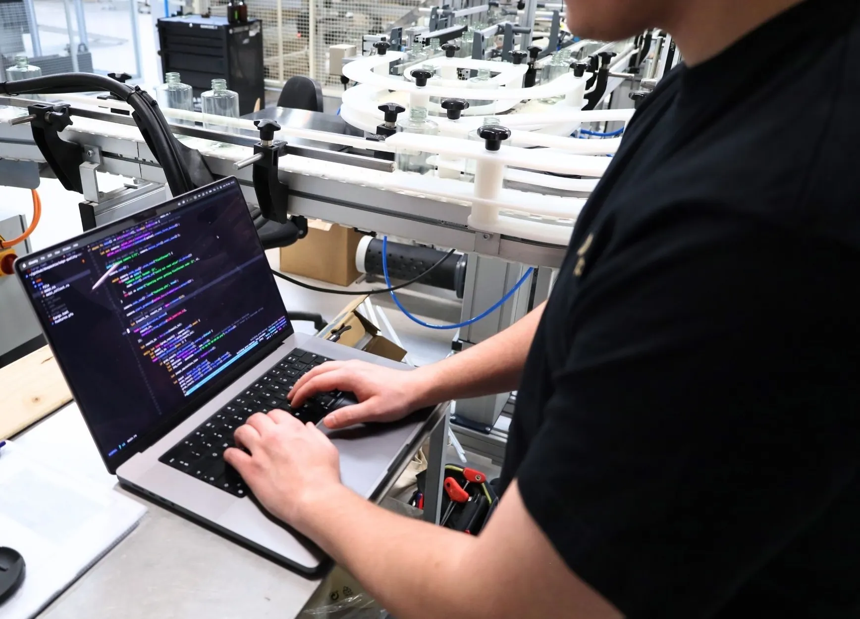 About Deepvis – Built by Insiders, Made for Manufacturers — the team at work